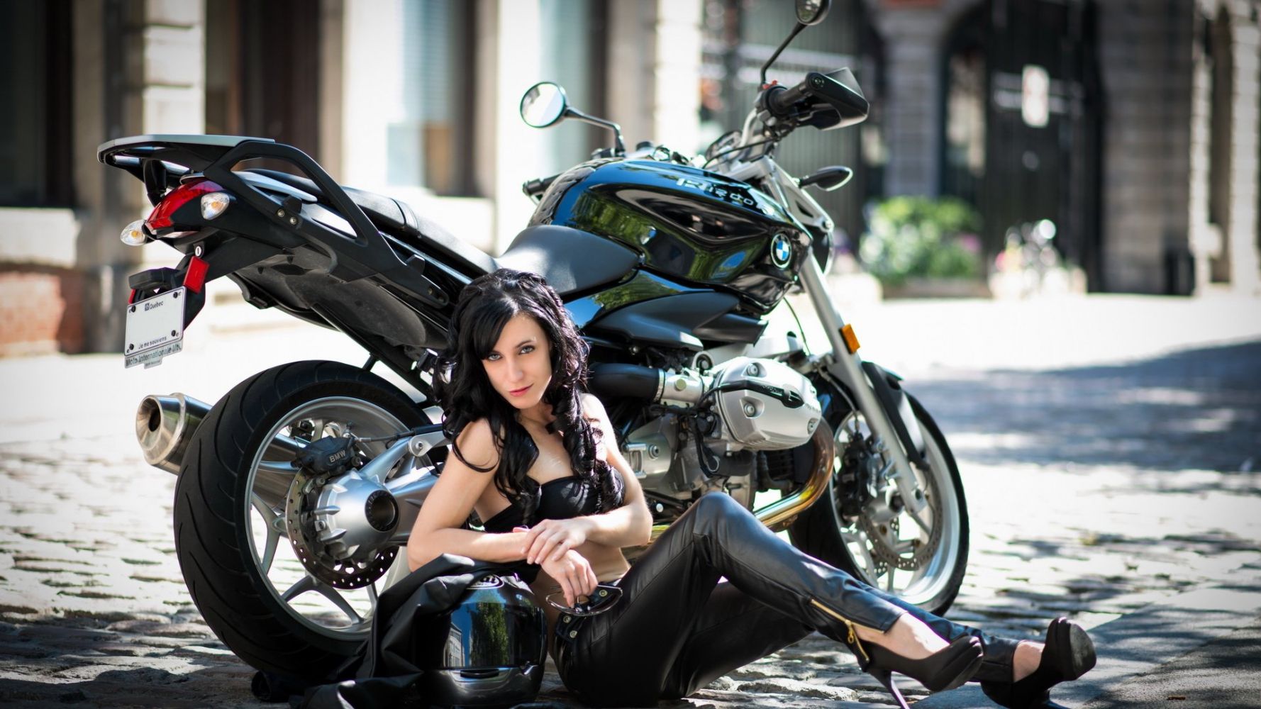 European women on bikes in Laval