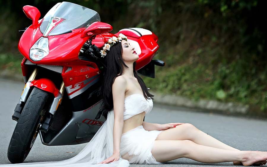 Beautiful girls and motorcycles in Laval