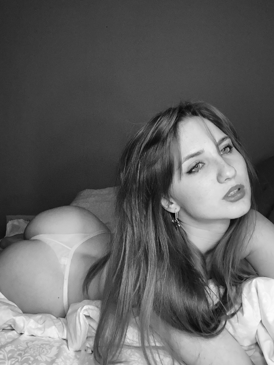 Take a pause and enjoy Nata nude — streaming from Laval