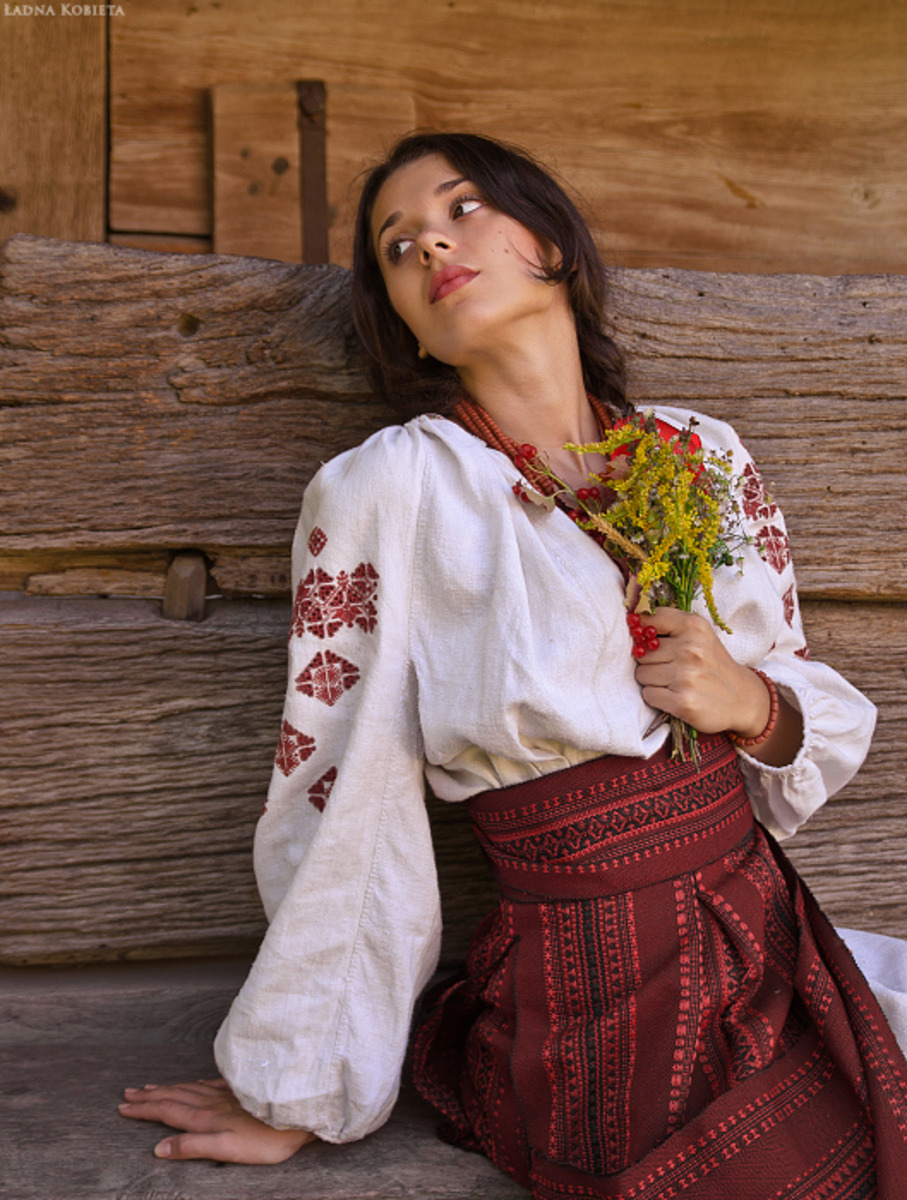 Girls in Slavic costumes in Laval