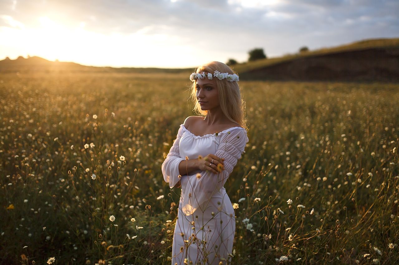 Girls in Slavic costumes in Laval